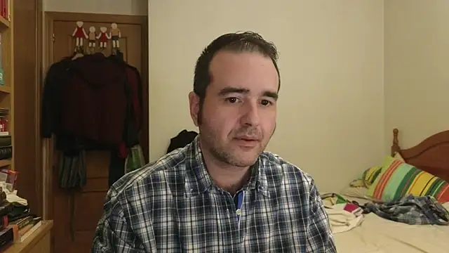 Snapshot of curiosillo83 chatting on April 22, 7:48 pm curiosillo83 online show from April 22, 7:48 pm