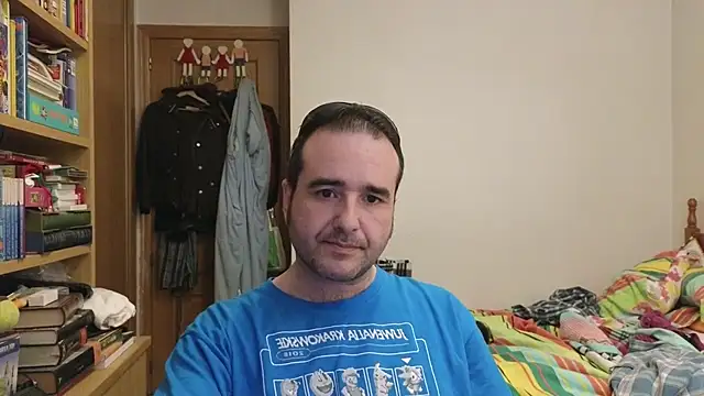 Snapshot of curiosillo83 chatting on April 29, 9:13 am curiosillo83 online show from April 29, 9:13 am