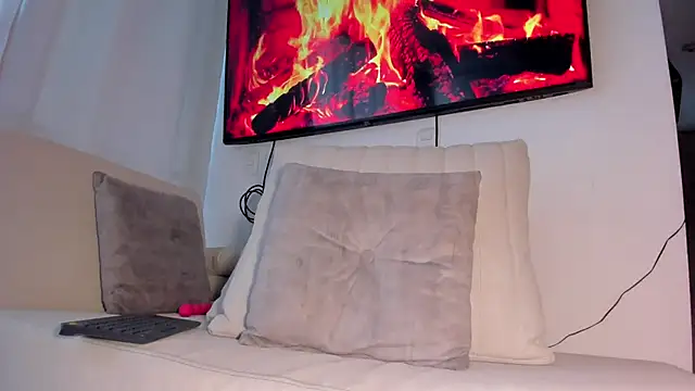 HannahDavis  online show from April 10, 12:10 pm