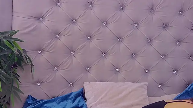 MeIisaLove online show from October 4, 7:45 pm