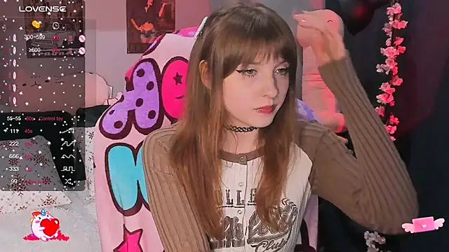 Snapshot of AliceLanley chatting on December 3, 11:22 am AliceLanley online show from December 3, 11:22 am