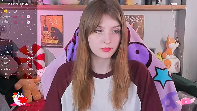 Snapshot of AliceLanley chatting on December 17, 12:43 pm AliceLanley online show from December 17, 12:43 pm