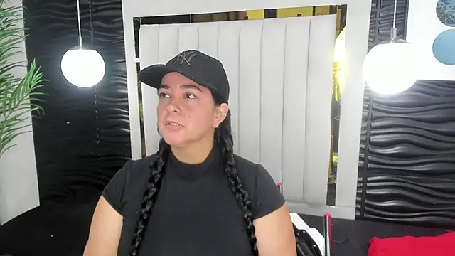 Snapshot of lucia_vonne_ chatting on February 19, 12:00 pm lucia vonne online show from February 19, 12:00 pm