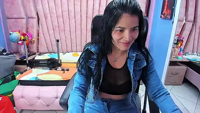 Snapshot of HornySkinny26 chatting on February 10, 5:33 am HornySkinny26 online show from February 10, 5:33 am