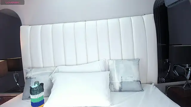 Snapshot of MelanieKlaus chatting on February 8, 4:25 am MelanieKlaus online show from February 8, 4:25 am