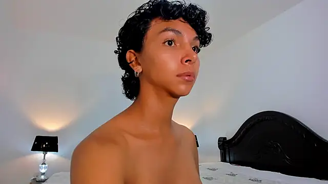 Snapshot of xhenisa_ chatting on February 22, 9:48 pm xhenisa online show from February 22, 9:48 pm