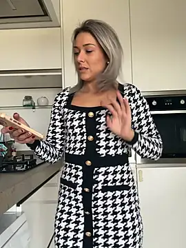 Snapshot of petrouchkaaa_ chatting on December 4, 8:45 am petrouchkaaa online show from December 4, 8:45 am