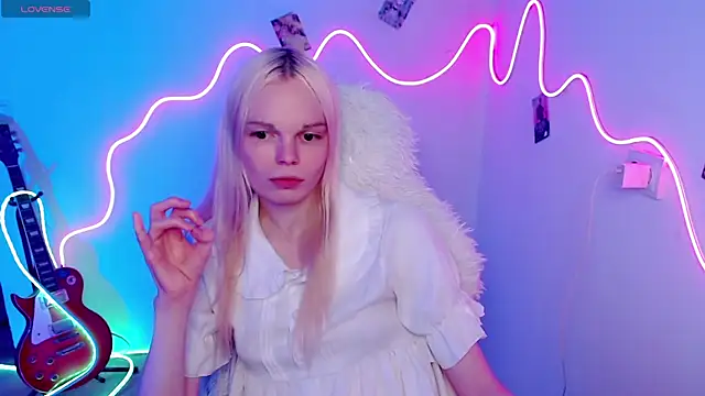 Emily Nyaffee online show from November 6, 8:32 pm