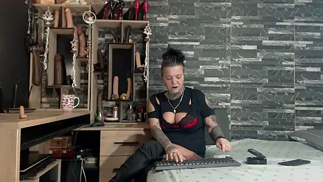Snapshot of Mistress_Miry chatting on December 10, 12:50 am Mistress Miry online show from December 10, 12:50 am