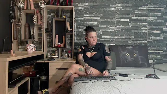 Snapshot of Mistress_Miry chatting on December 11, 1:15 am Mistress Miry online show from December 11, 1:15 am