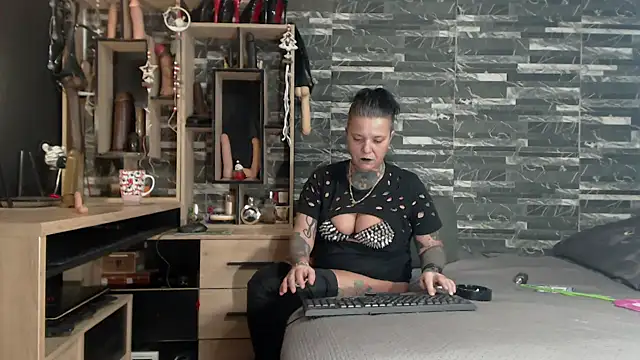 Snapshot of Mistress_Miry chatting on December 23, 7:28 am Mistress Miry online show from December 23, 7:28 am