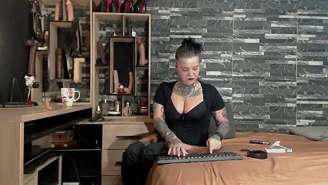 Snapshot of Mistress_Miry chatting on January 12, 1:32 am Mistress Miry online show from January 12, 1:32 am