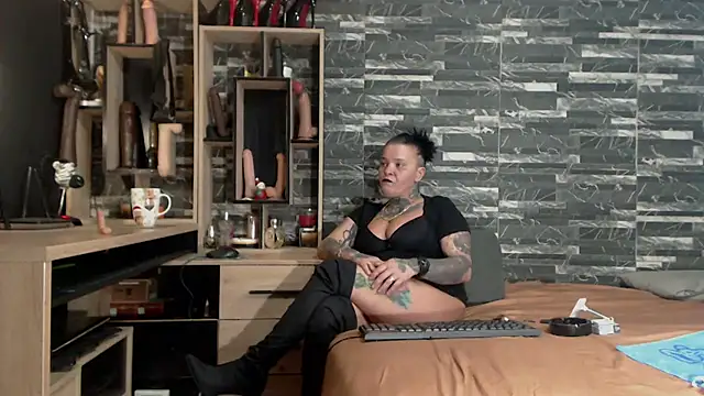 Snapshot of Mistress_Miry chatting on January 12, 4:42 am Mistress Miry online show from January 12, 4:42 am