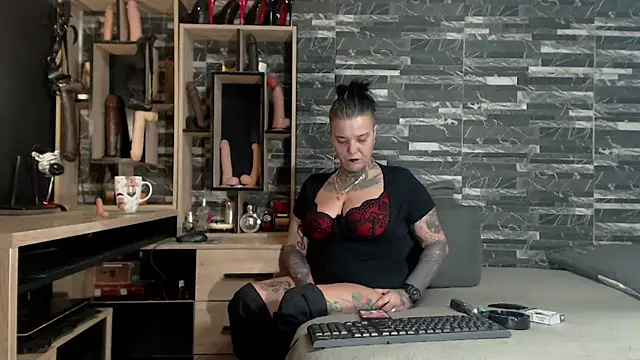 Snapshot of Mistress_Miry chatting on January 14, 5:30 am Mistress Miry online show from January 14, 5:30 am