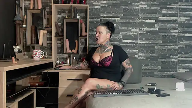 Snapshot of Mistress_Miry chatting on January 18, 12:13 am Mistress Miry online show from January 18, 12:13 am