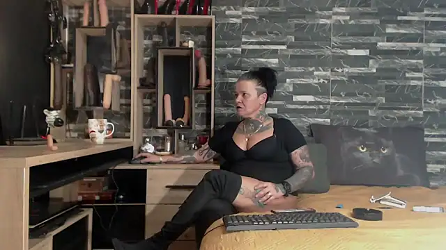 Snapshot of Mistress_Miry chatting on January 29, 1:05 am Mistress Miry online show from January 29, 1:05 am