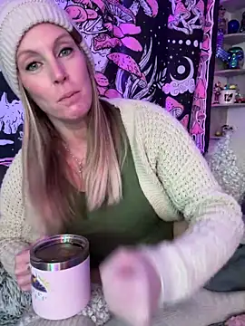 ItsDanniG online show from March 4, 4:52 pm