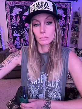 ItsDanniG online show from March 11, 6:08 pm