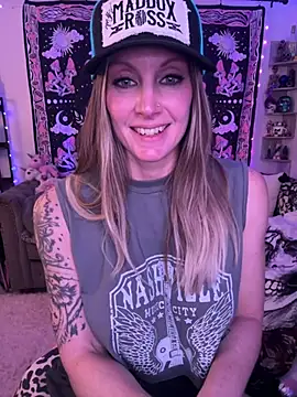 ItsDanniG online show from March 11, 9:15 pm