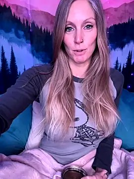 ItsDanniG online show from October 29, 5:14 pm