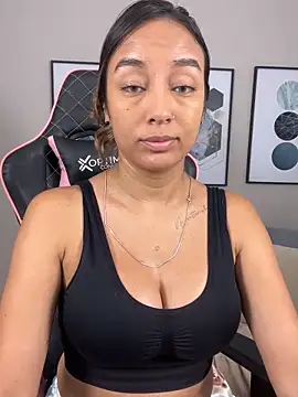Snapshot of DianaHopson chatting on February 25, 11:22 pm DianaHopson online show from February 25, 11:22 pm