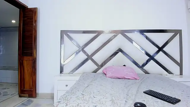 Shanelle   online show from November 18, 4:33 pm