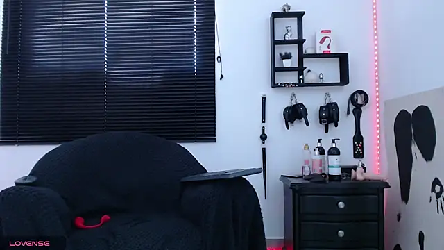 Snapshot of KinkyAllisonSub chatting on December 11, 5:37 pm KinkyAllisonSub online show from December 11, 5:37 pm