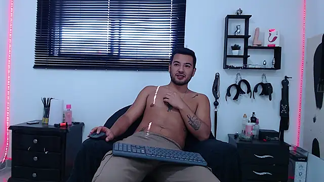 Snapshot of KinkyAllisonSub chatting on January 18, 3:38 pm KinkyAllisonSub online show from January 18, 3:38 pm