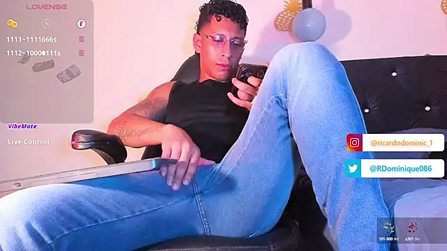 Snapshot of FuckHardlove chatting on December 20, 12:41 am FuckHardlove online show from December 20, 12:41 am