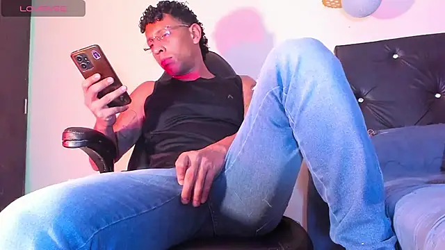 Snapshot of FuckHardlove chatting on December 20, 3:47 am FuckHardlove online show from December 20, 3:47 am