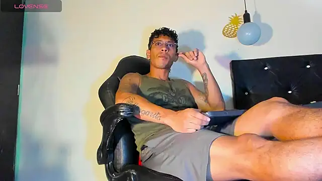 Snapshot of FuckHardlove chatting on December 28, 5:25 pm FuckHardlove online show from December 28, 5:25 pm