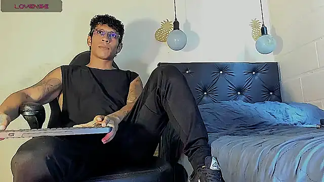 Snapshot of FuckHardlove chatting on March 2, 6:19 pm FuckHardlove online show from March 2, 6:19 pm