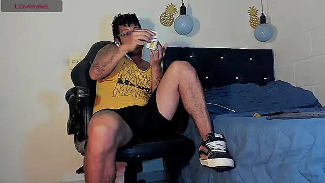 Snapshot of FuckHardlove chatting on March 10, 12:40 am FuckHardlove online show from March 10, 12:40 am
