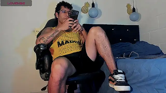 Snapshot of FuckHardlove chatting on March 10, 3:45 am FuckHardlove online show from March 10, 3:45 am