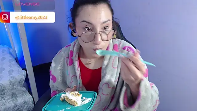 Snapshot of little__amy_ chatting on February 7, 10:52 pm little amy online show from February 7, 10:52 pm