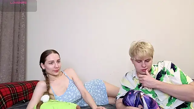 Emily and Ilumi online show from February 5, 6:12 pm