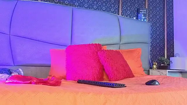 Snapshot of CandyQueenGold chatting on October 6, 6:49 pm CandyQueenGold online show from October 6, 6:49 pm