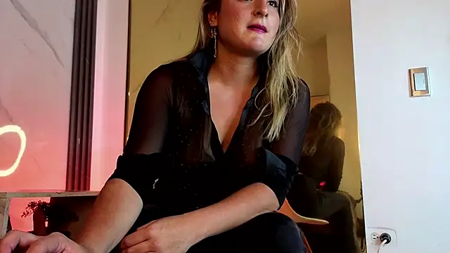 Snapshot of CandyQueenGold chatting on June 5, 6:57 pm CandyQueenGold online show from June 5, 6:57 pm