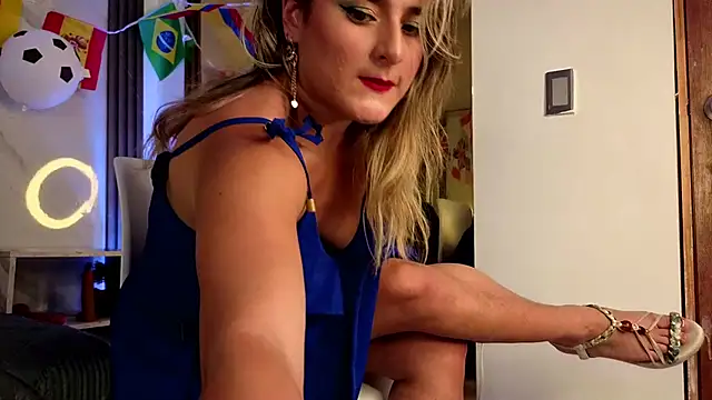 Snapshot of CandyQueenGold chatting on June 13, 7:01 pm CandyQueenGold online show from June 13, 7:01 pm
