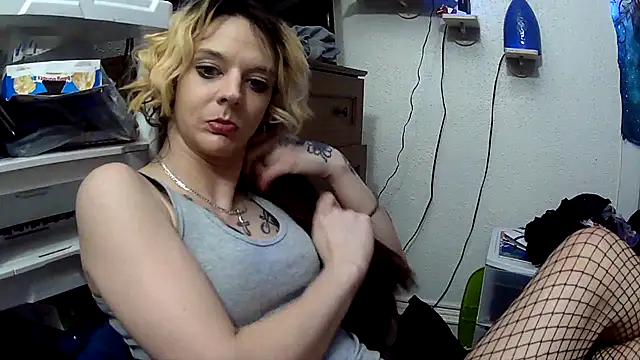 dangereyez0010 online show from April 1, 4:57 am