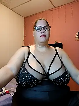 Snapshot of EllisW8 chatting on February 6, 10:59 am EllisW8 online show from February 6, 10:59 am