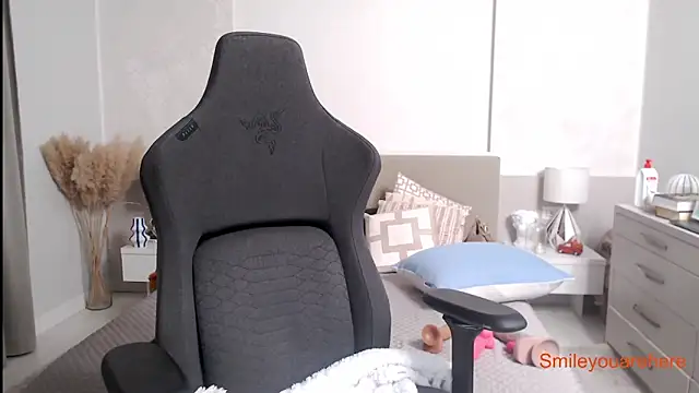 Smileyouarehere online show from September 20, 1:39 am