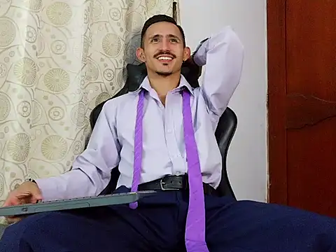 Snapshot of HomeAloneK chatting on April 28, 7:41 pm HomeAloneK online show from April 28, 7:41 pm
