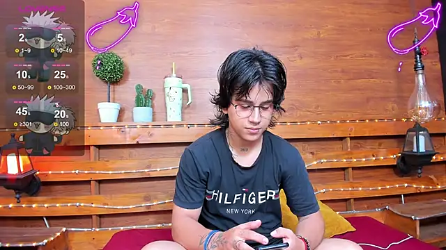 Snapshot of alex_477 chatting on March 6, 11:36 am alex 477 online show from March 6, 11:36 am