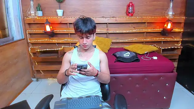 Snapshot of alex_477 chatting on September 19, 11:44 am alex 477 online show from September 19, 11:44 am