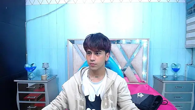 Snapshot of alex_477 chatting on September 23, 11:35 am alex 477 online show from September 23, 11:35 am
