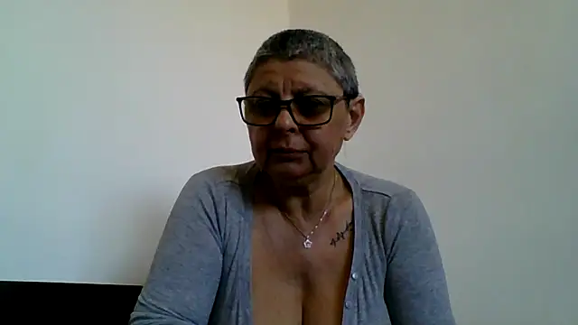 Snapshot of roseblak42 chatting on April 19, 4:06 pm roseblak42 online show from April 19, 4:06 pm
