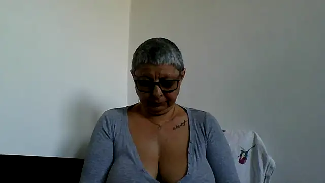 Snapshot of roseblak42 chatting on April 25, 4:04 pm roseblak42 online show from April 25, 4:04 pm