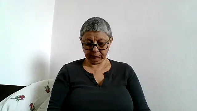 Snapshot of roseblak42 chatting on May 1, 12:43 pm roseblak42 online show from May 1, 12:43 pm