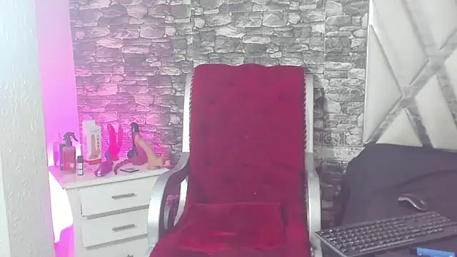 Snapshot of Trinna_harperr chatting on December 11, 5:15 pm Trinna harperr online show from December 11, 5:15 pm